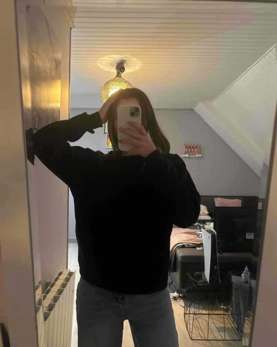 Le maillot porté de dos devant un miroir : « JESUS », le 1 et « MAILLOT ESSAI » sublimés en or.
