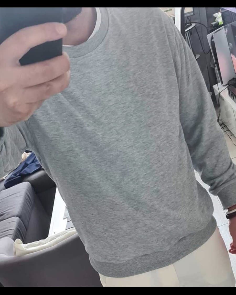 Le maillot porté de face devant un miroir, croix dorée côté cœur et couronne d’épines sur le bas.