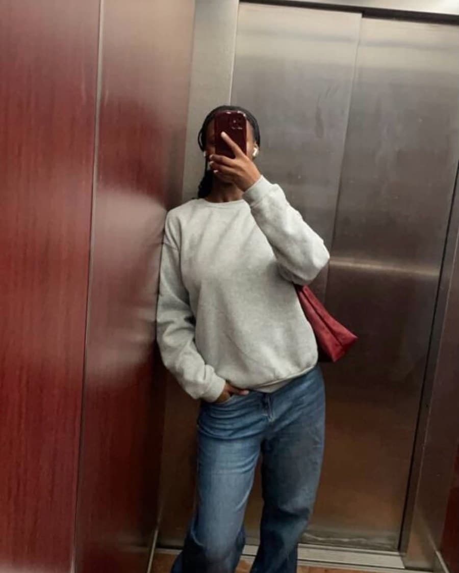 Le maillot posé à plat, face visible, couronne d’épines dorée sur toute la largeur du bas.
